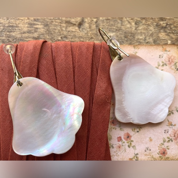 Gorgeous Real Sea Shell Earrings Tulip Shaped Women’s Jewelry Beach Vacation - Picture 4 of 4